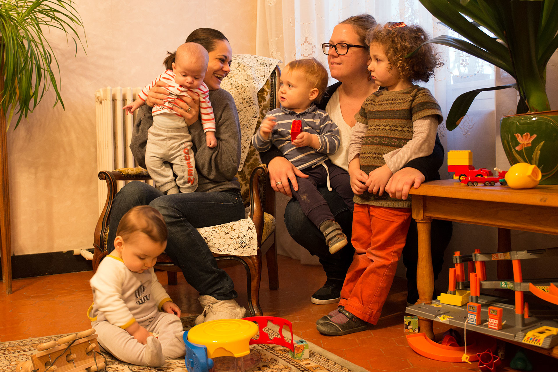 Echanges de regards. Clotilde entre Son fils et Andrea.