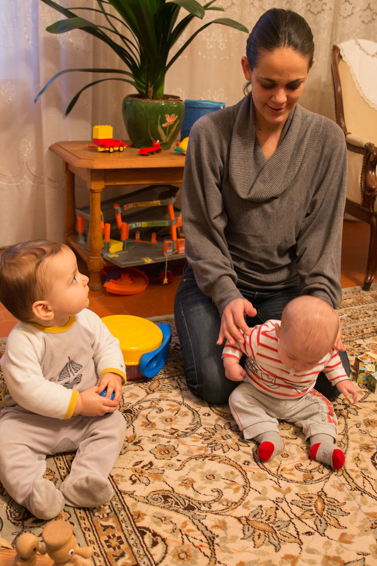 Sur le tapis, des décorations de l'arrière-petit-fils manquant.