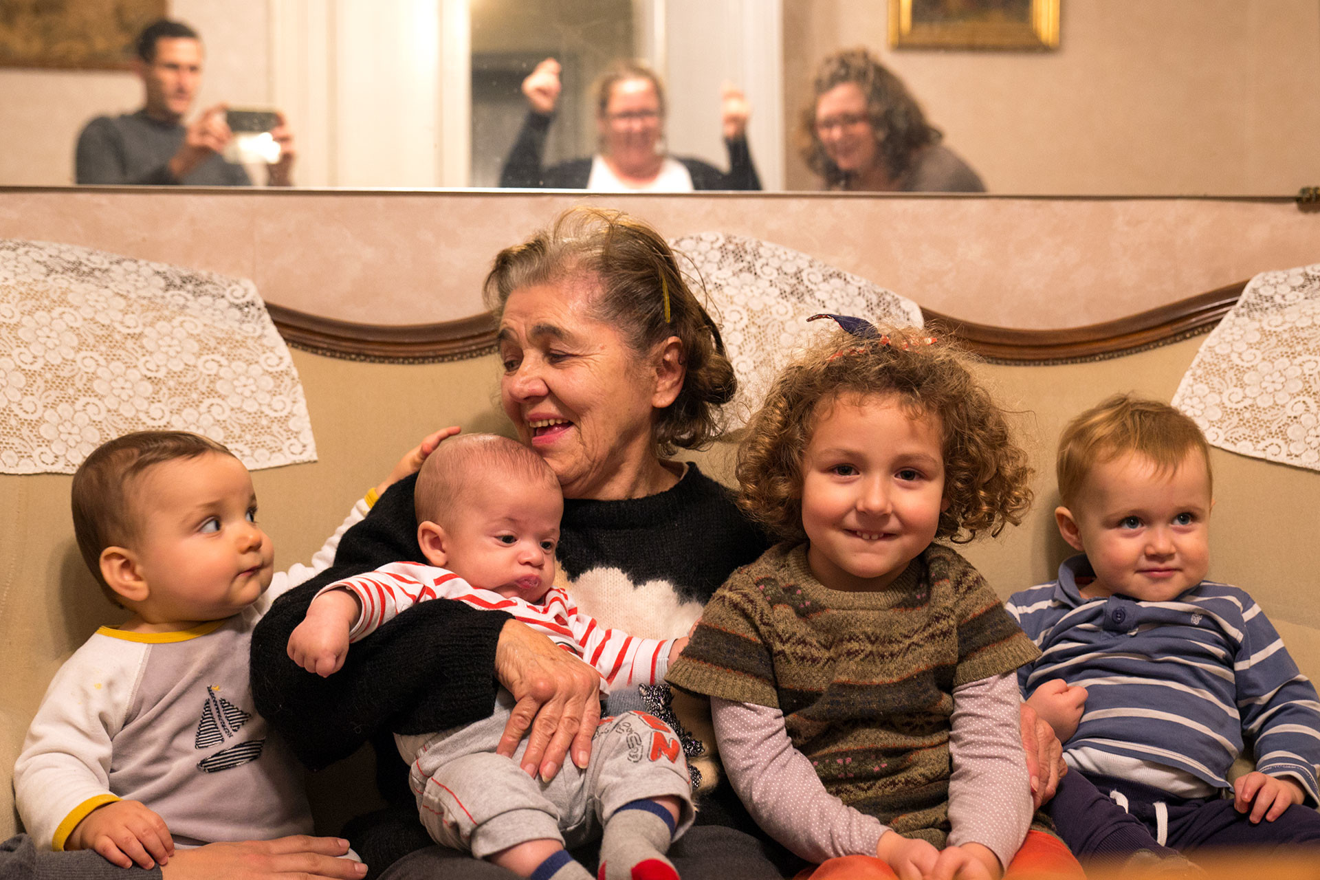 Mamie Josette avec quatre de ses arrières-petits-enfants.