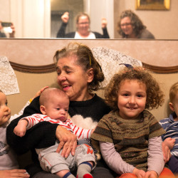 Mamie Josette avec quatre de ses arrières-petits-enfants.