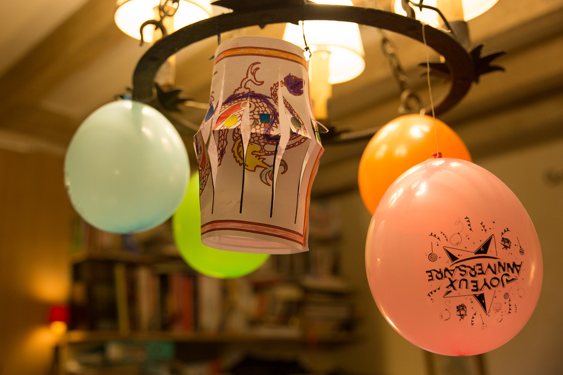 La déco. On notera le sublime lampion chinois qu'Andrea a réalisé aux "Nouvelles Activités Périscolaires" du vendredi après-midi.