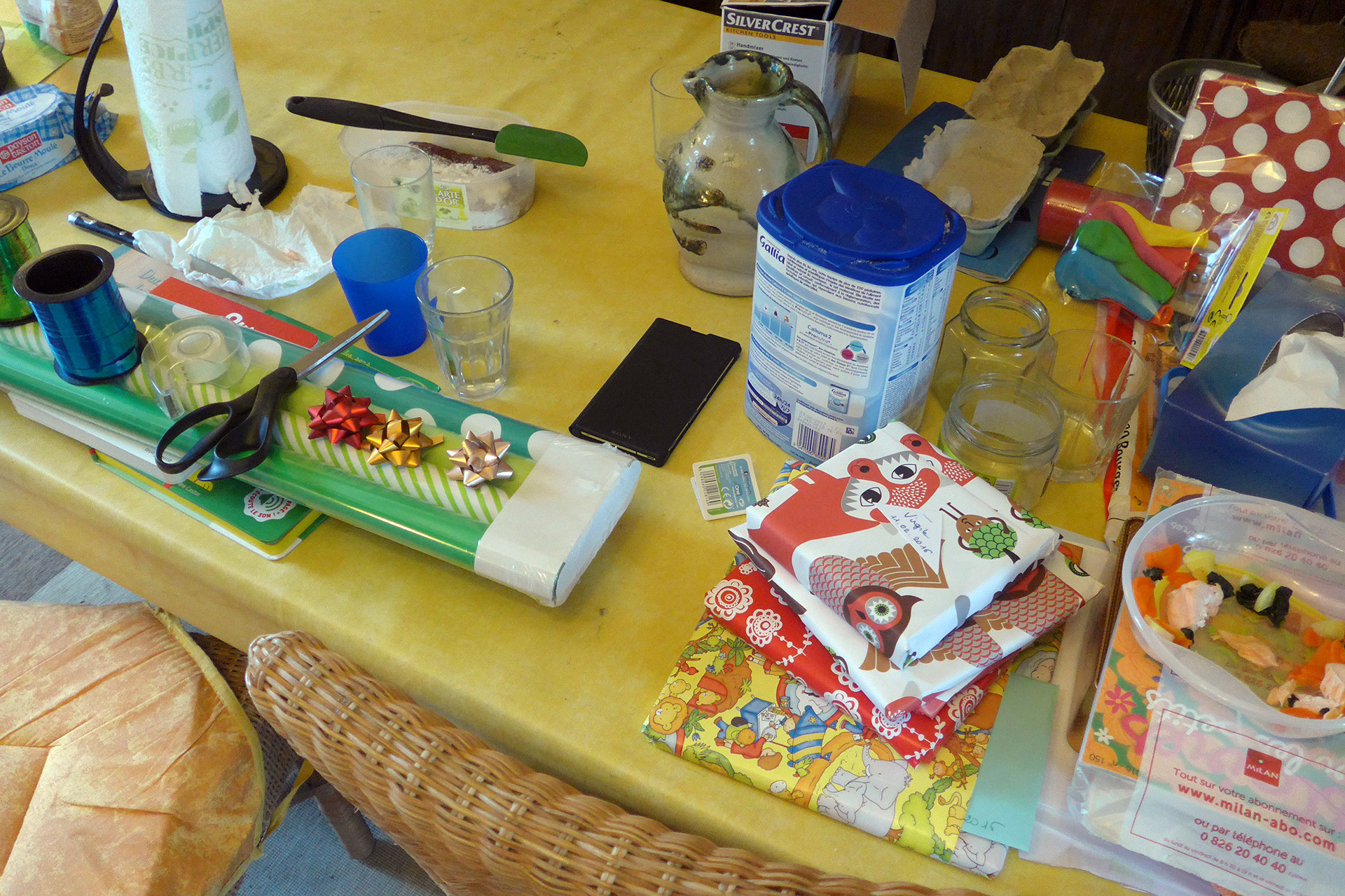 Les cadeaux se font emballer.
