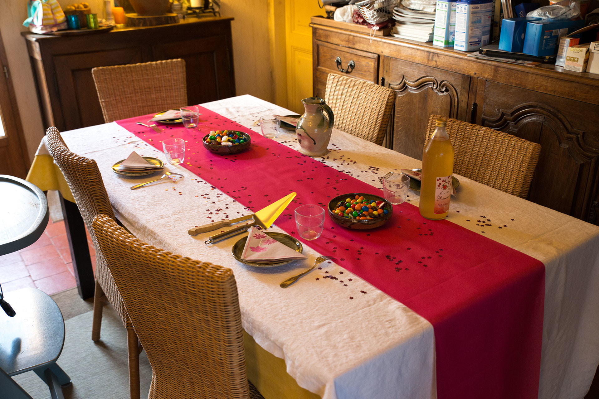 La table n'attend plus que ses convives... et le Gâteau!