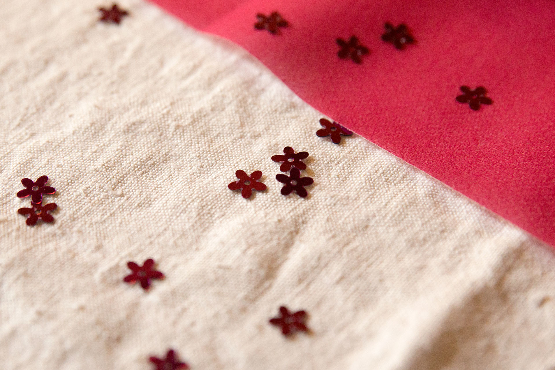 Les petits confetti sur la table