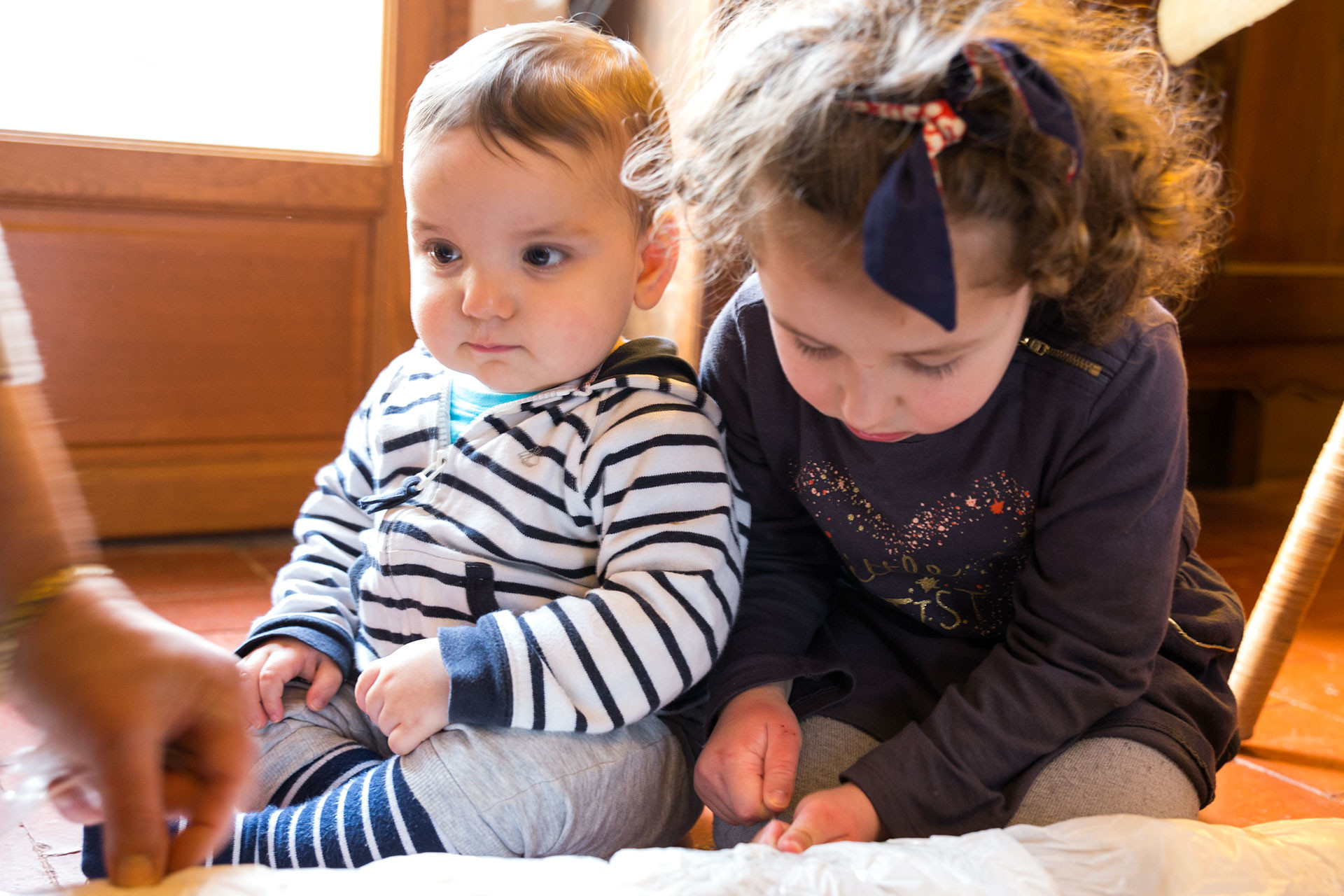 Virgile est venu voir sa soeur ouvrir un de ses cadeaux. Il s'agit d'un tapis pour la chambre que Mamie Anne a rapporté de Plan-de-Cuques. Oui, en train.