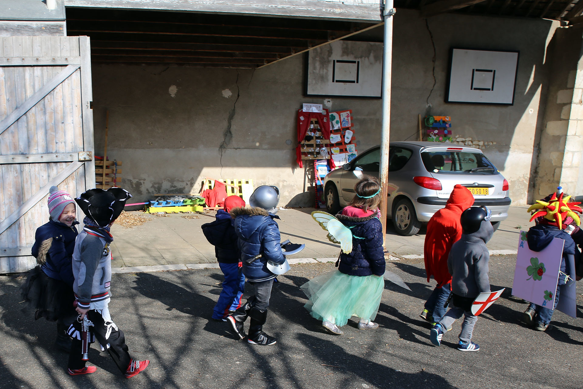 On arrive sur le parking de la mairie