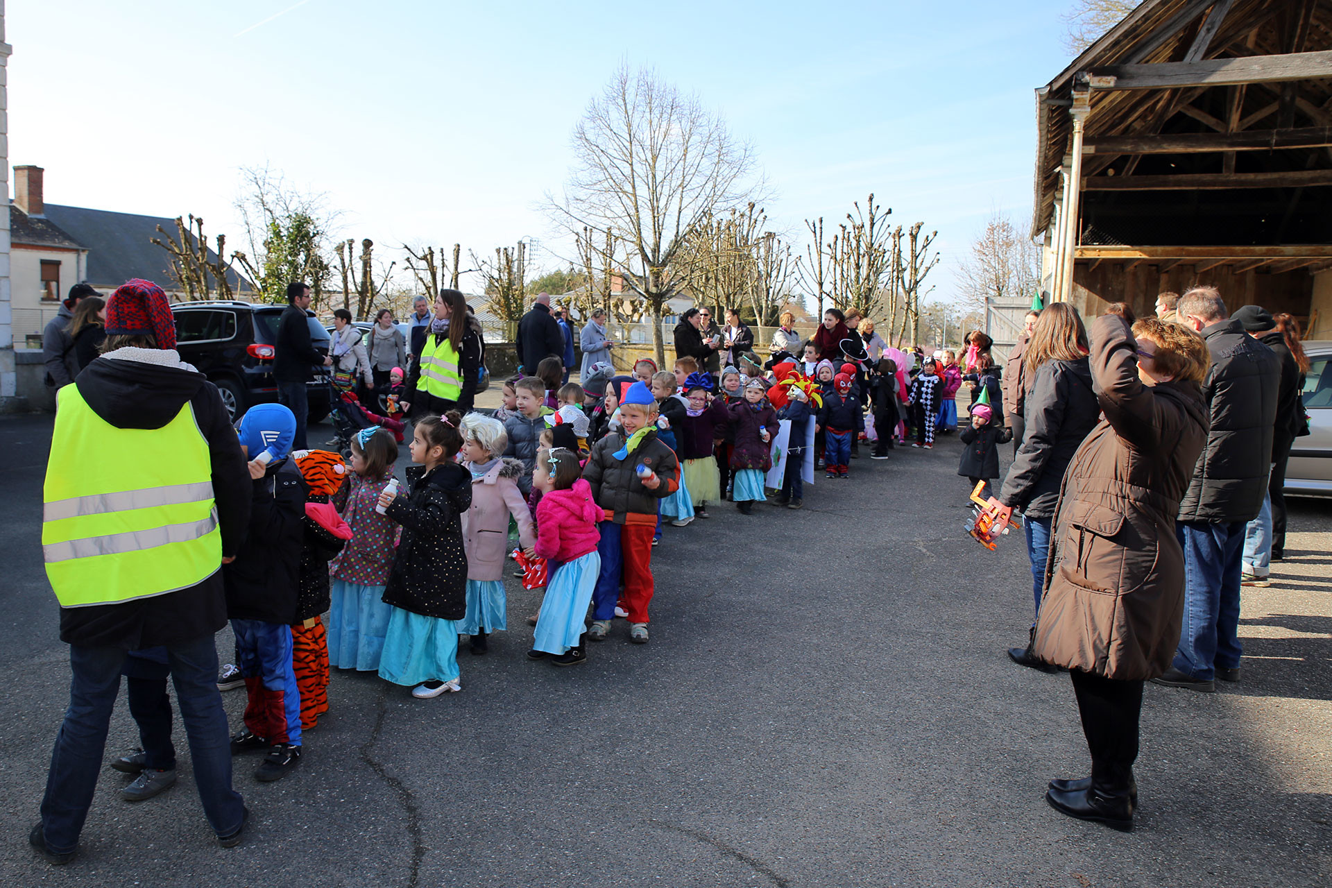 On attend que la dame de la mairie responsable de l'école vienne à la fenêtre.