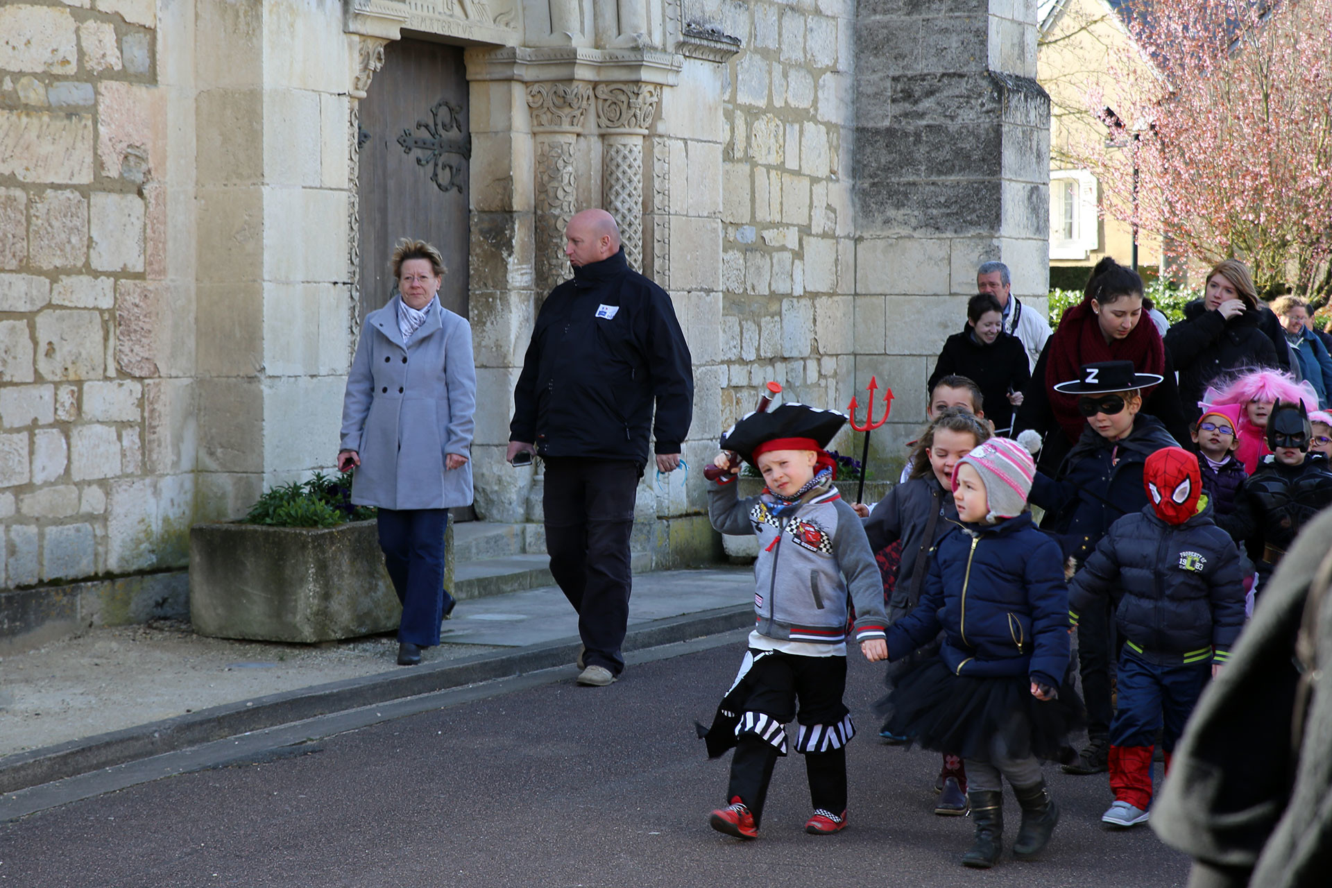 Le cortège passe devant l'église St Germain.
