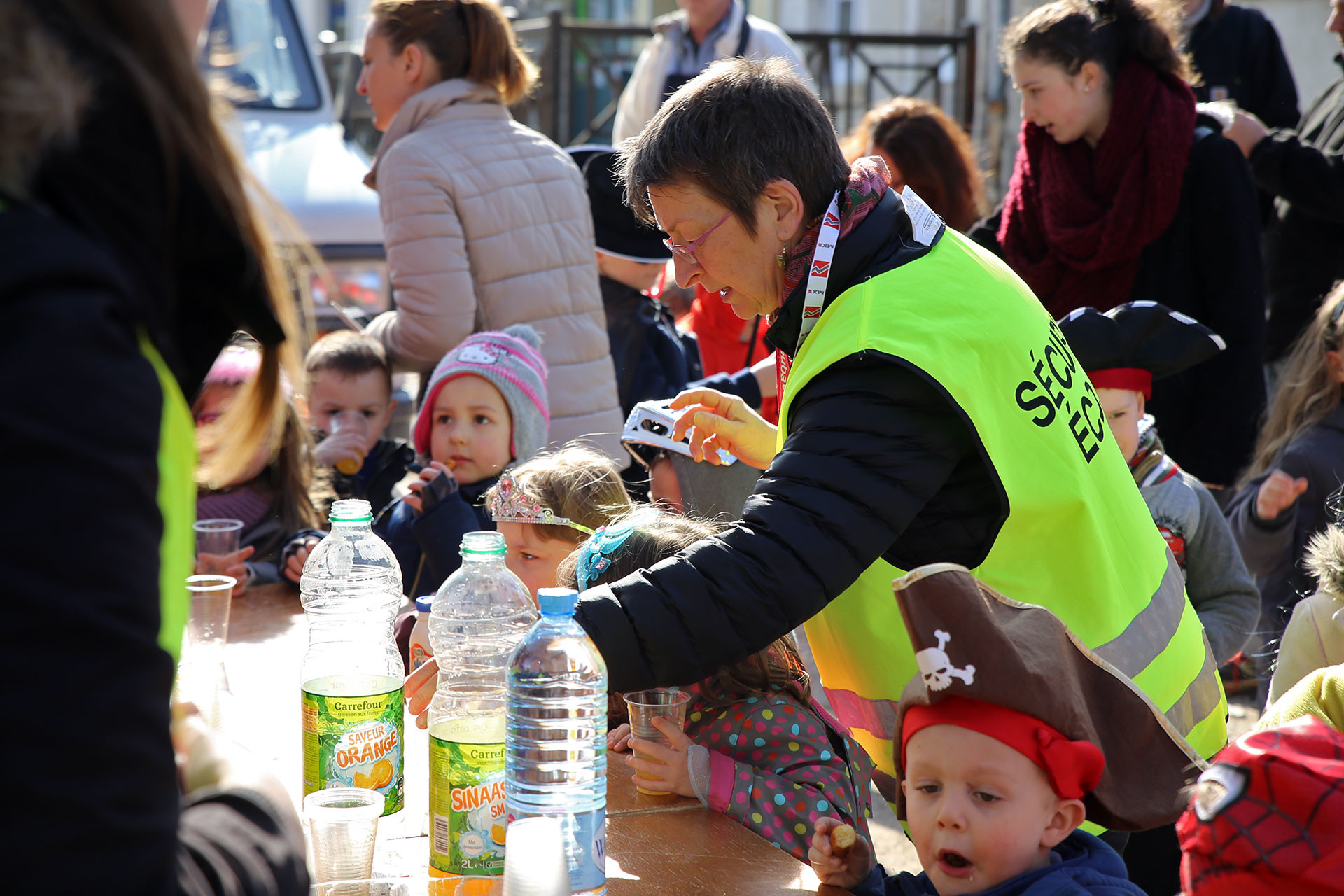 Une table dressée avec un goûter sommaire, tenue par 2 antiques patronnesses du conseil municipal attendait les enfants. Eau et jus de fruits, madeleines...