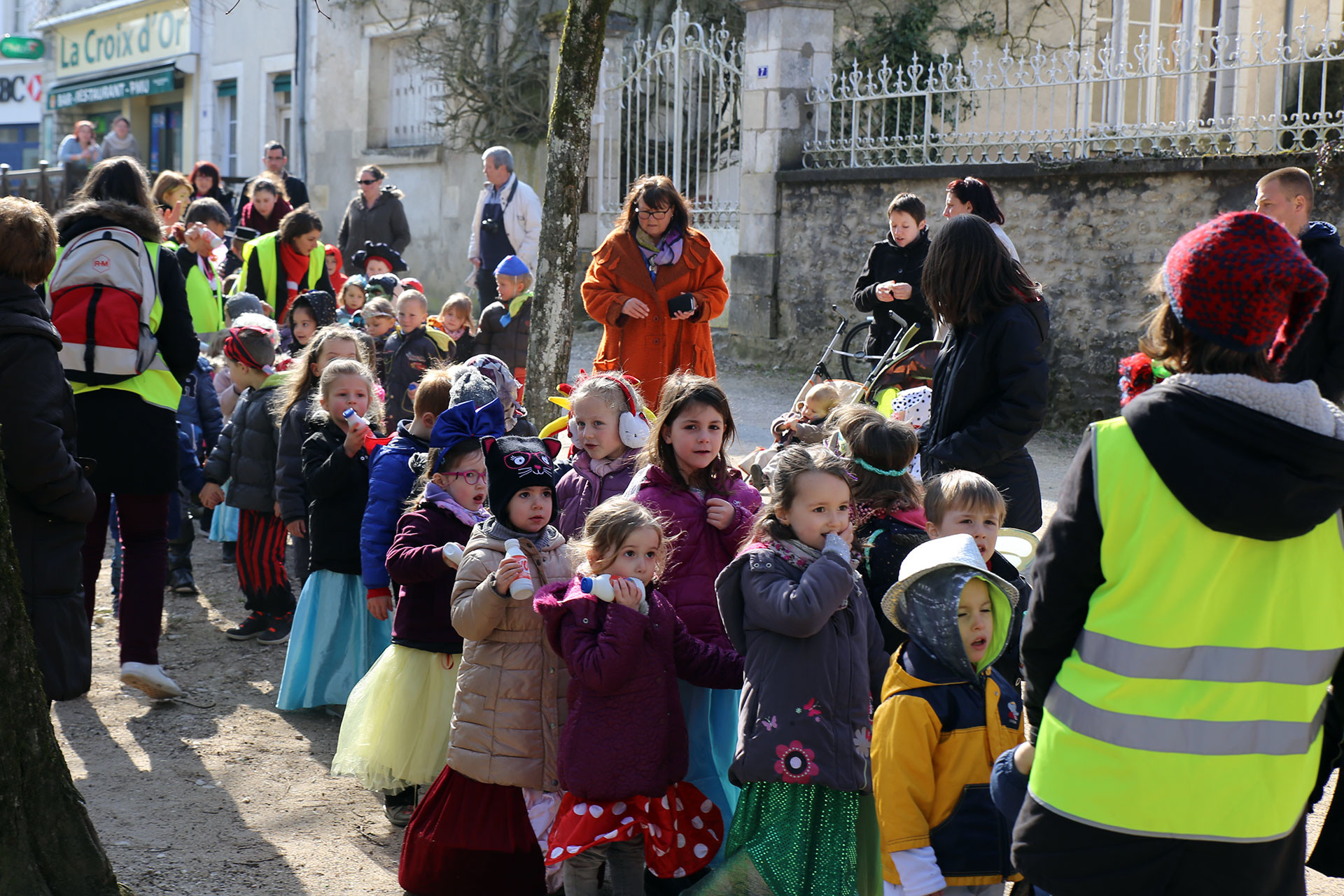 La parade arrive au marché