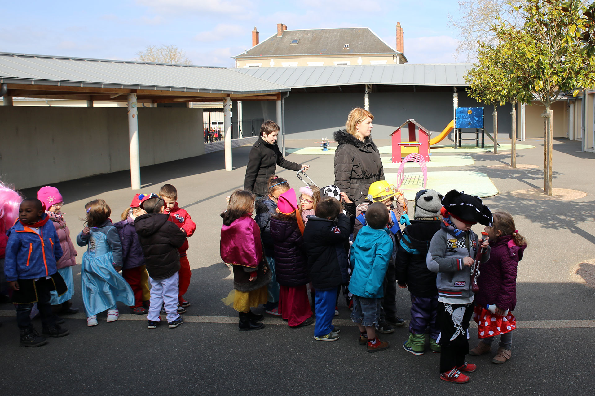 Les installations dans la cour des maternelles.