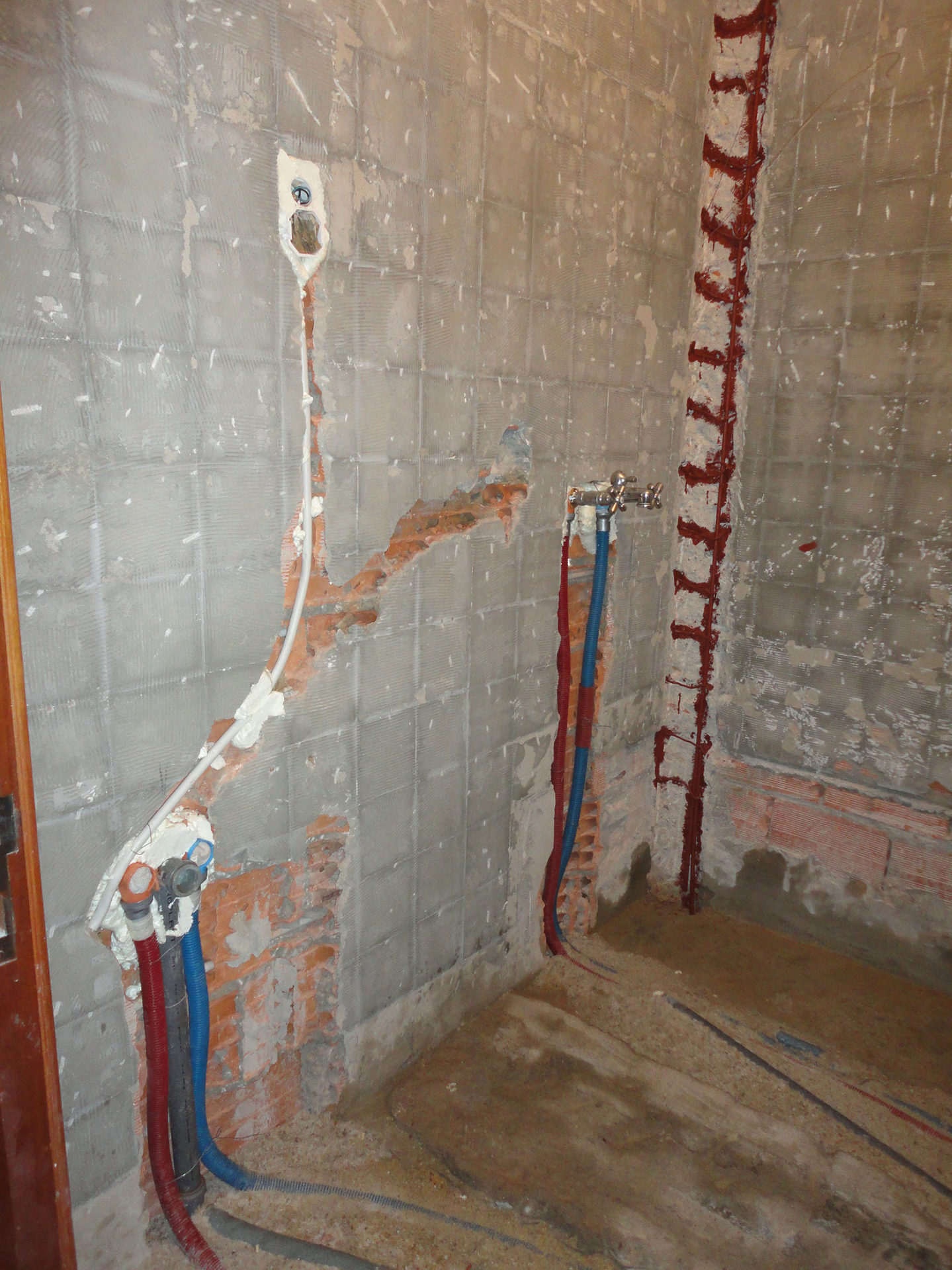 A gauche, le lavabo. A droite, la douche.