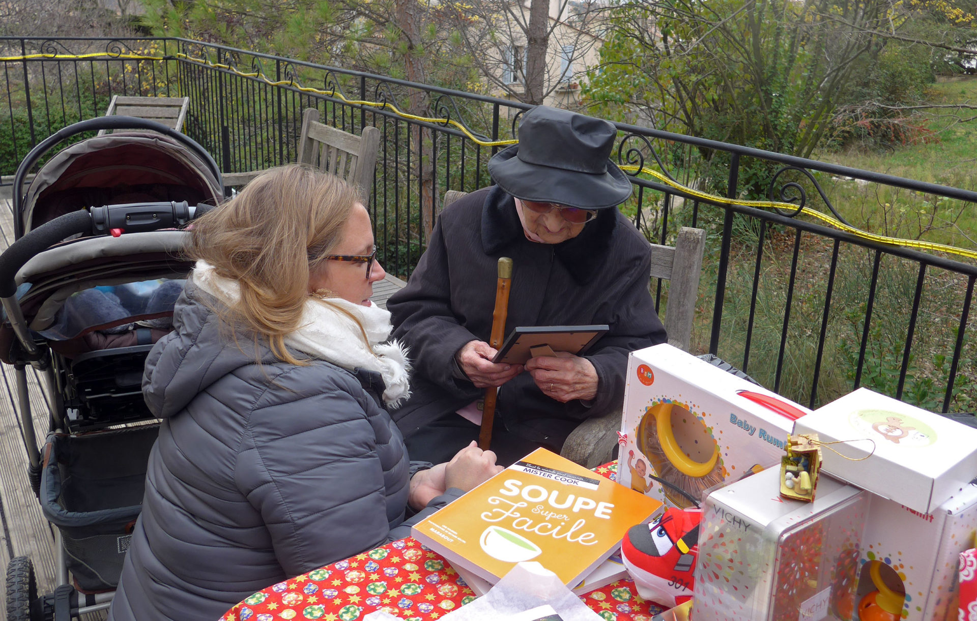 mamyne ouvre ses cadeaux