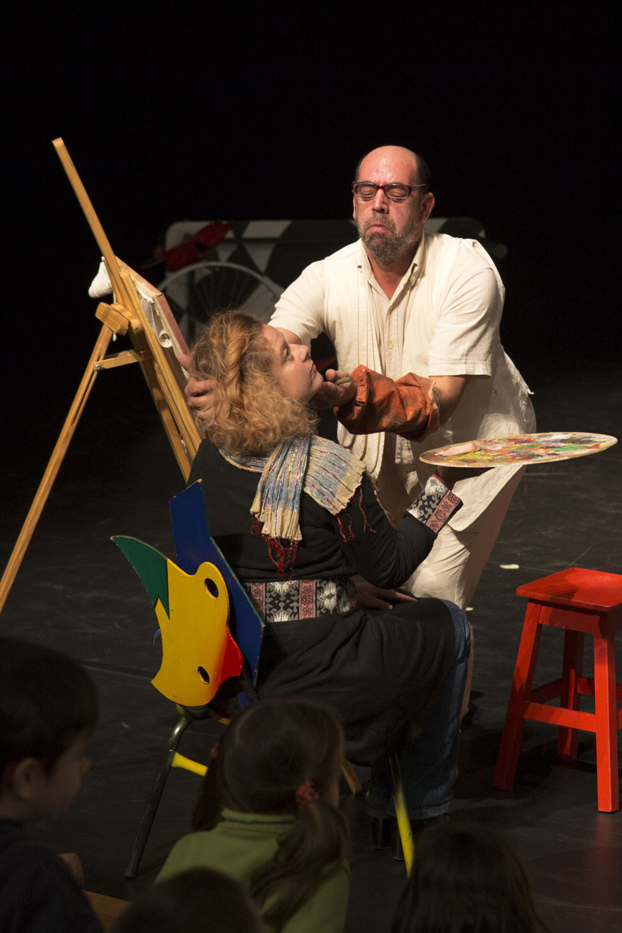 La maîtresse, kidnappée par les acteurs, est mise à contribution.
