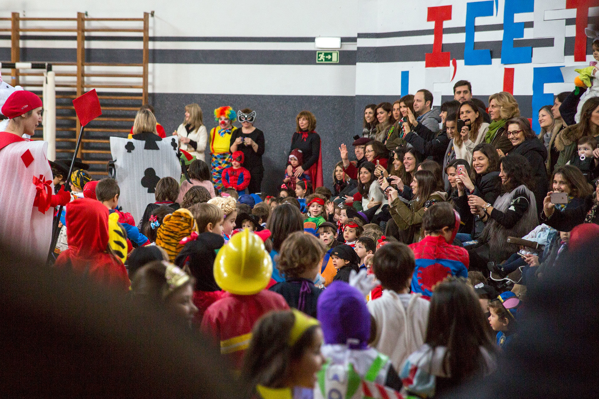 Foule compacte de parents.