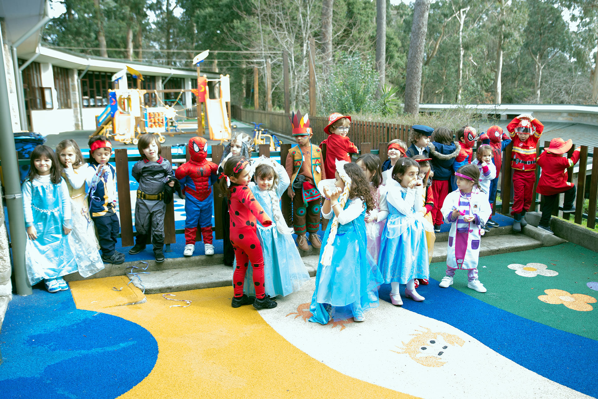 L'émotion m'a sans doute fait rater la photo, surexposée. Mais nous avons ici la classe d'Andrea, toute déguisée. Combien de spiderman ou de princesses?
