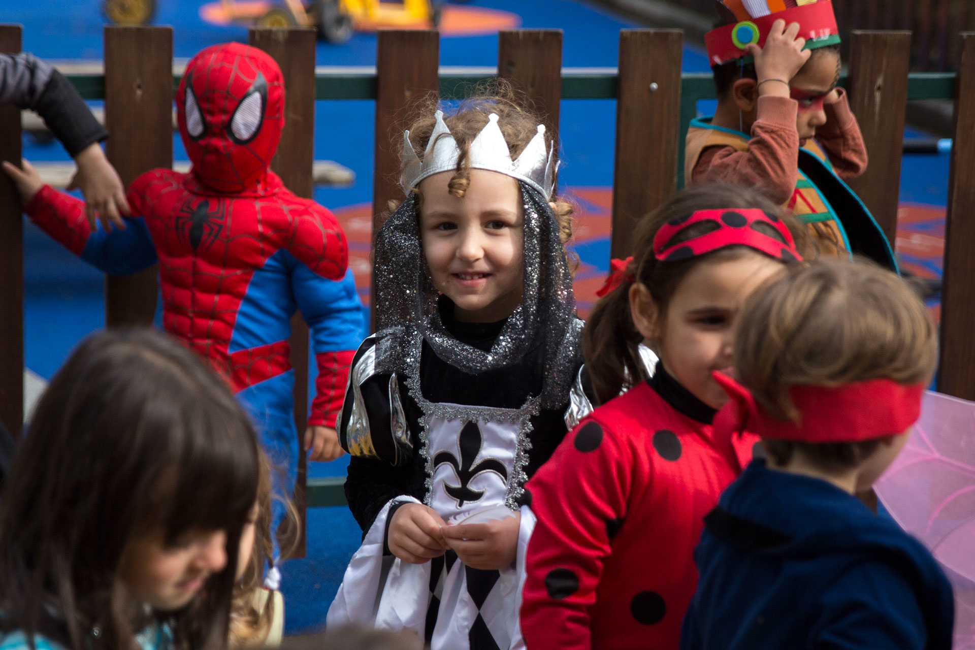 J'ai choisi, sans vouloir me jeter des fleurs, un très beau costume, qui en plus était en rapport avec le thème choisi par le personnel de l'école : Alice au pays des merveilles.