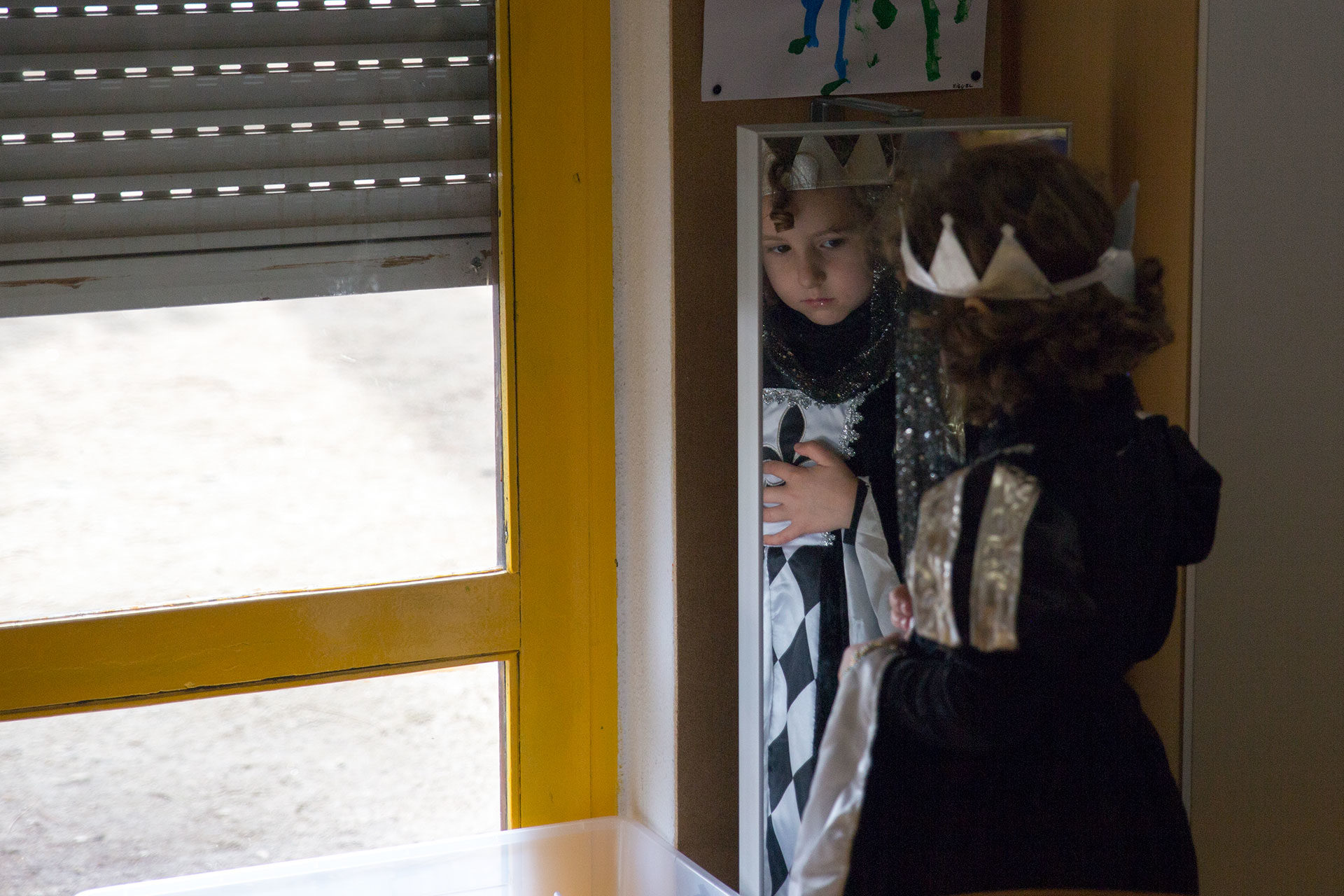 En classe, Andrea s'éclipse discrètement pour aller se voir dans le miroir...