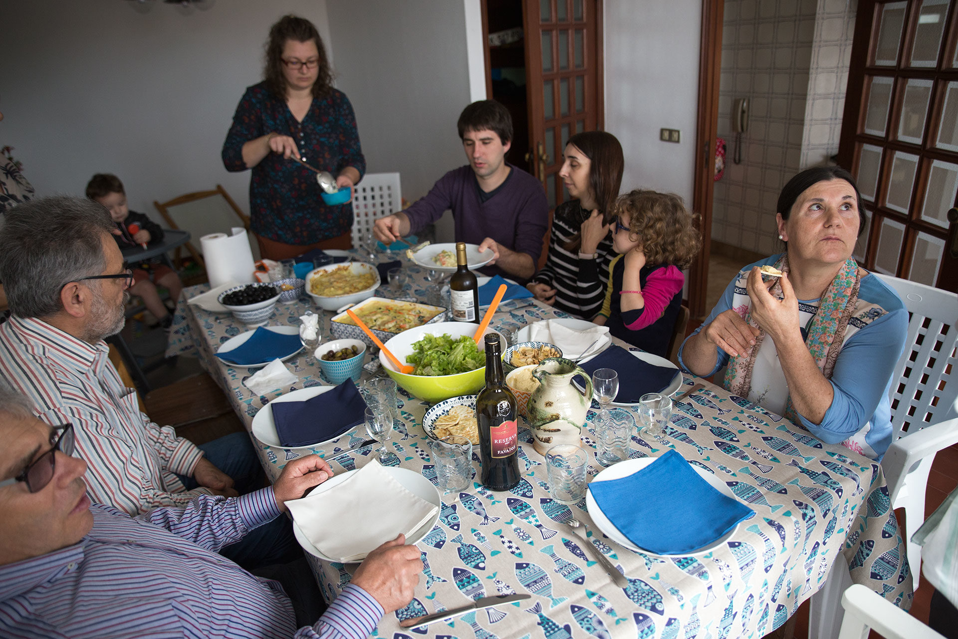 La nouvelle nappe, assortie à la vaisselle :)