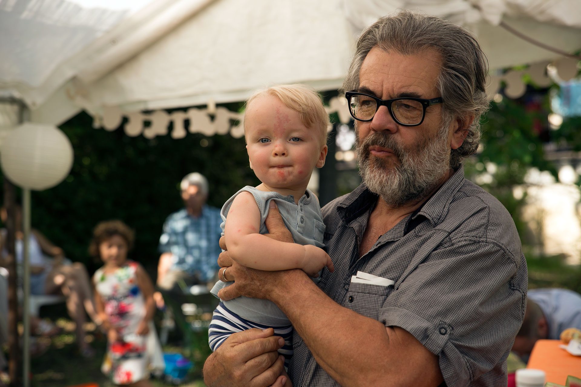 Un grand-père et son petit-fils.