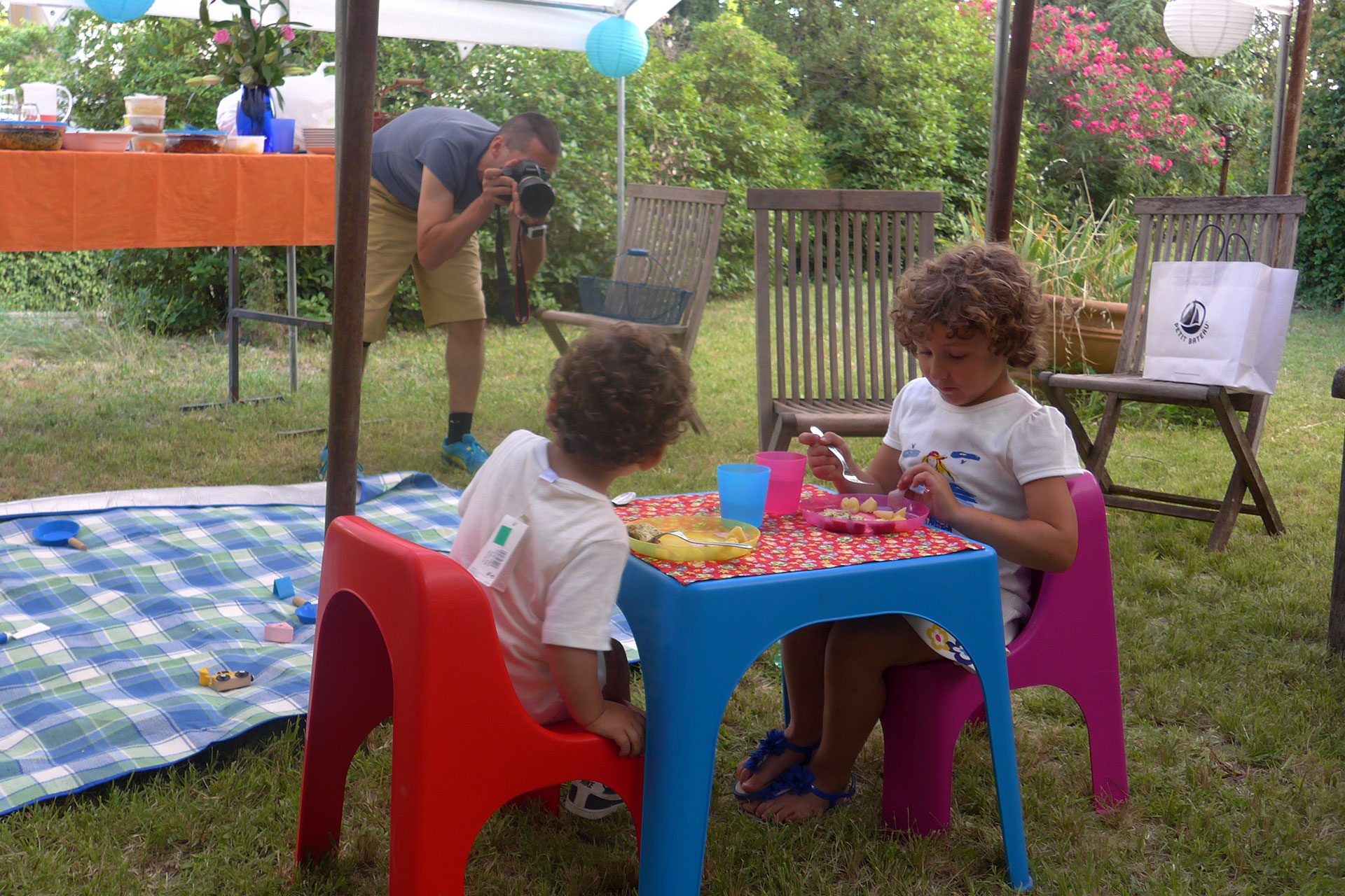 Pendant que je fais la photo, les enfants s'occupent.